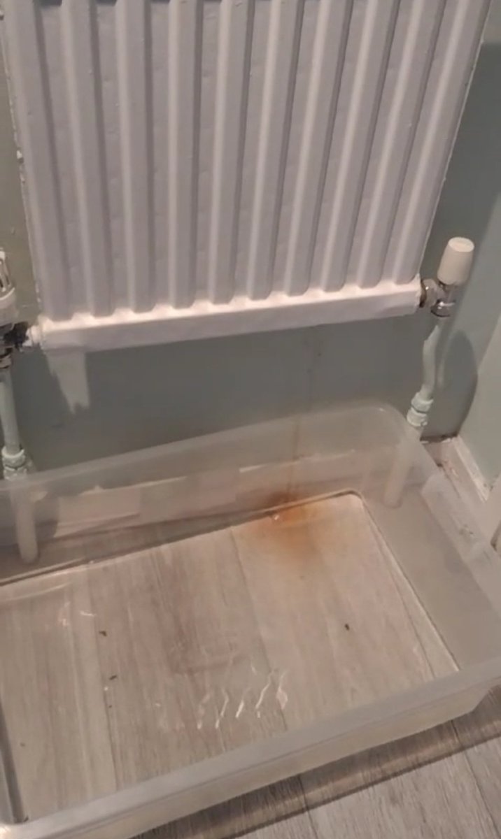 Smithy_1102's tweet photo. @CurnockEstate I now know of 3 flats on this estate their radiators have burst and they are charging £45 a week or more for heating and when you call @CamdenCouncil you are the only one with the problem. The flats are so old they need tearing down. @NewJournal https://t.co/nwD9JwL1hu