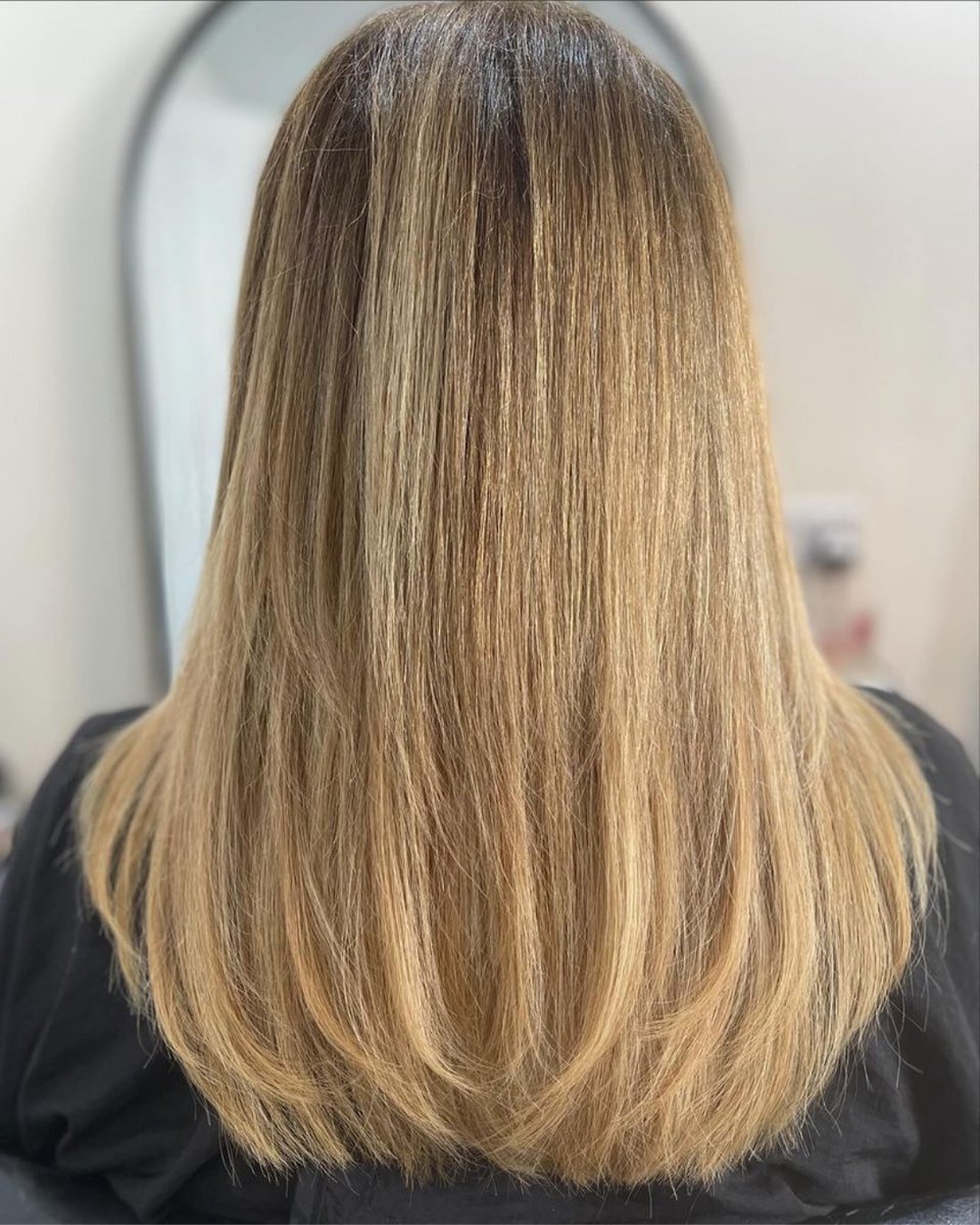 RemiCachet's tweet image. "It's making hair look its natural best." 

We couldn't agree more with our Educator and #SuperStylist @abigail.nicholls.hair.extensions using our Elegance Nano Weft in shade T4-8/613.

#naturallookinghair #warmblondehair #hairextensionspecialists #hairextensionpro