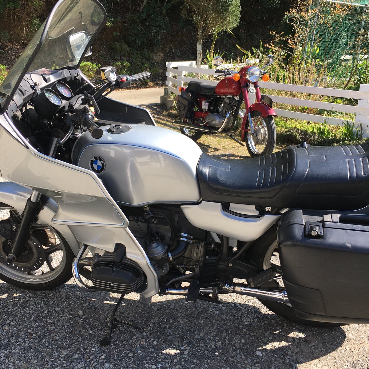 toshiara4's tweet photo. 昨日土曜日。
午前中にR80RTとマッハⅢの2台を出してひとっ走り。
午後からは幸福号でもひとっ走り^_^
それぞれに乗り味があって、、、というか、クセが強すぎるというか。
でも、それが楽しい。
分かる人には分かるよね^ ^
#R80RT
#ボクサーツイン
#マッハスリー
#幸福号
#2スト https://t.co/fDk1EK2c09