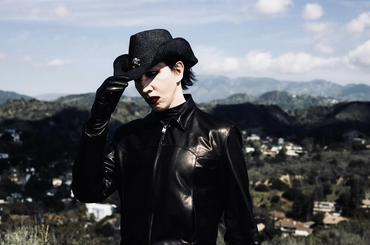 MarilynMansonFr's tweet photo. New @marilynmanson pictures by Lindsay Usich.
Clothes: #enfantsrichesdeprimes https://t.co/hIyrf0TsHJ
