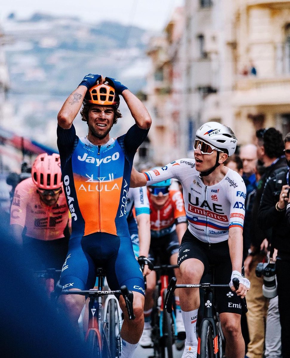 THREAD The best photos from this year’s Milano Sanremo. 1. Sadness (📸: cyclingmedia_agency)