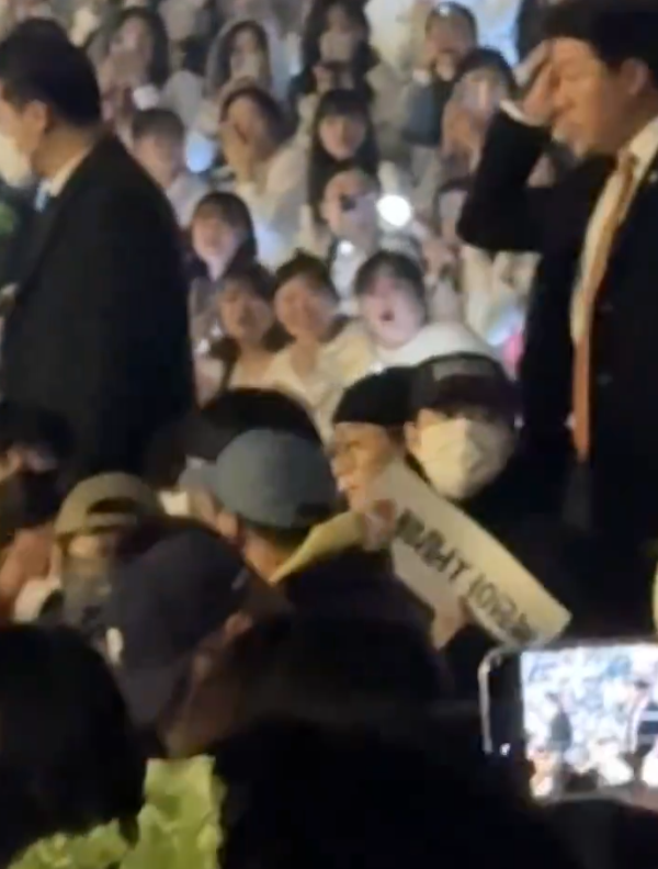 AboutMusicYT's tweet photo. EXO's Chanyeol, Kyungsoo, Suho and Chen support Baekhyun at his concert today. https://t.co/ig23my6WcU