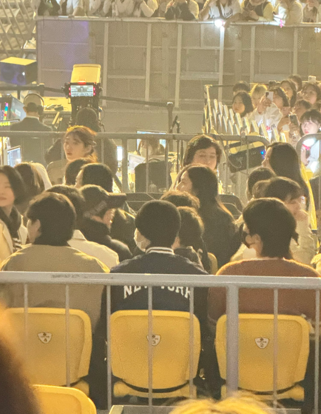 AboutMusicYT's tweet photo. EXO's Chanyeol, Kyungsoo, Suho and Chen support Baekhyun at his concert today. https://t.co/ig23my6WcU