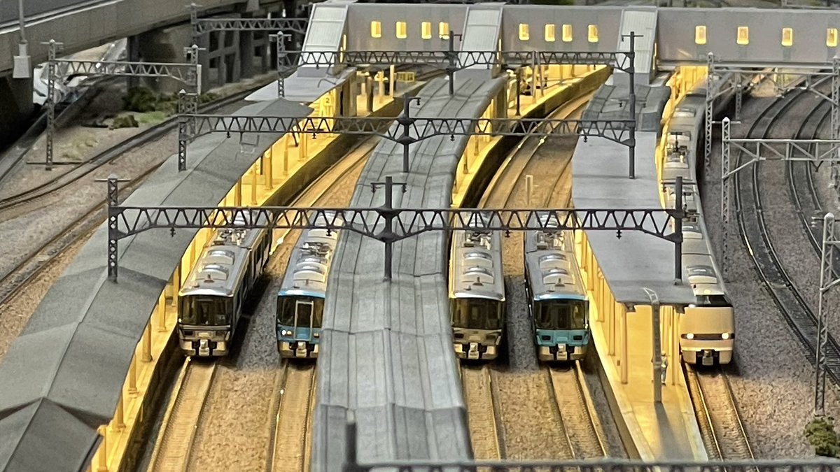 東京・本店4階】昨日ご来店のお客様⑤ 敦賀駅での521系の並びです