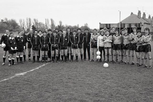 Dundee United team line up to play against a side from St Andrews University in 1981. Lot of young United players to name in there @JimSpenceDundee @ArabArchiveDUFC