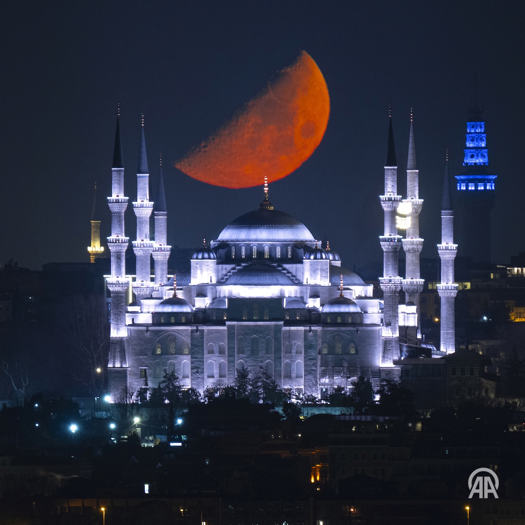 anadoluimages's tweet photo. Half Moon rises over the Blue Mosque in İstanbul, Türkiye
https://t.co/aphhHlyW6N

📸: İsa Terli https://t.co/UbRs2bn2RU