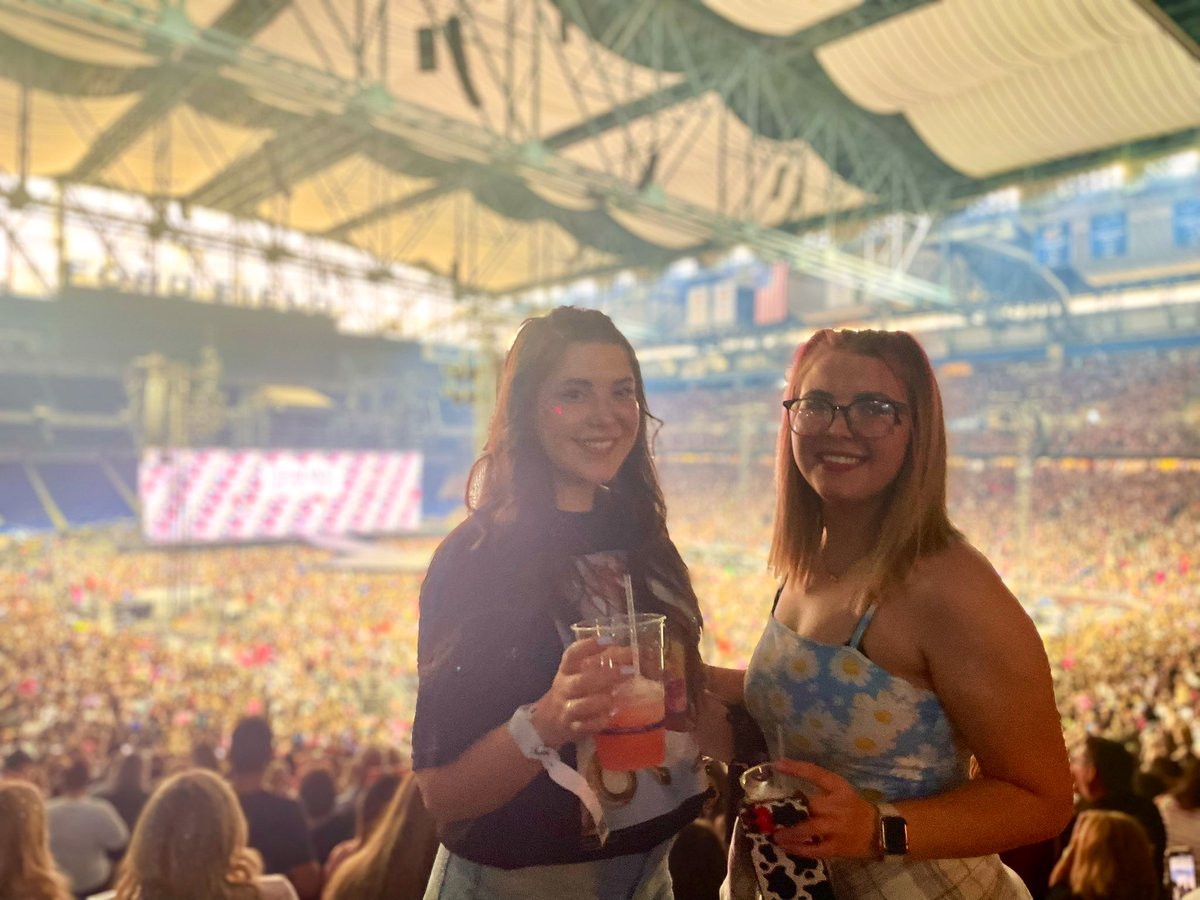 hannahruths's tweet photo. w/ my sis π₯°π©· @Ratchuele #TSTheErasTour @taylornation13 #DetroitN2 https://t.co/8GZ4ZG6ftB