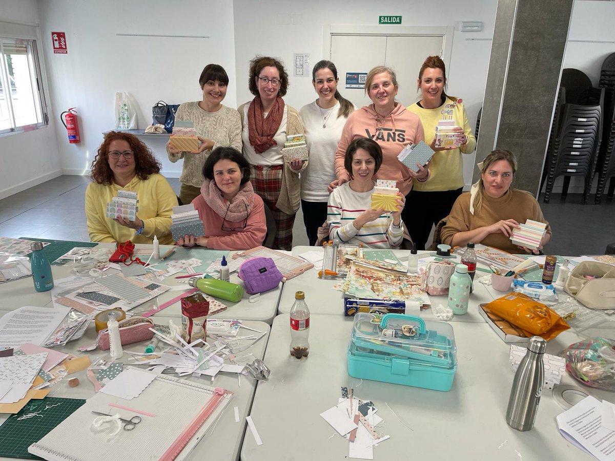 ParticipaCR's tweet photo. Taller de manualidades creativas en Casa de la Ciudad organizado por 'El Club del Scrap' de Ciudad Real.
#clubscrap
#CiudadRealEntreTodos https://t.co/WnXuwKGGqW