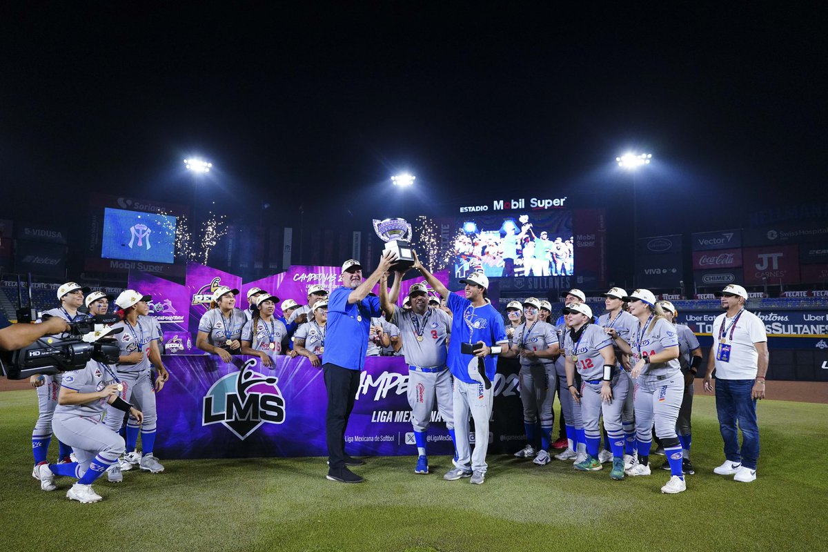 Con ustedes el primer equipo en levantar la Copa de la Reina 👑 Charros de Jalisco Softbol 👏🏼 #SoftbolizaTuVida 🥎