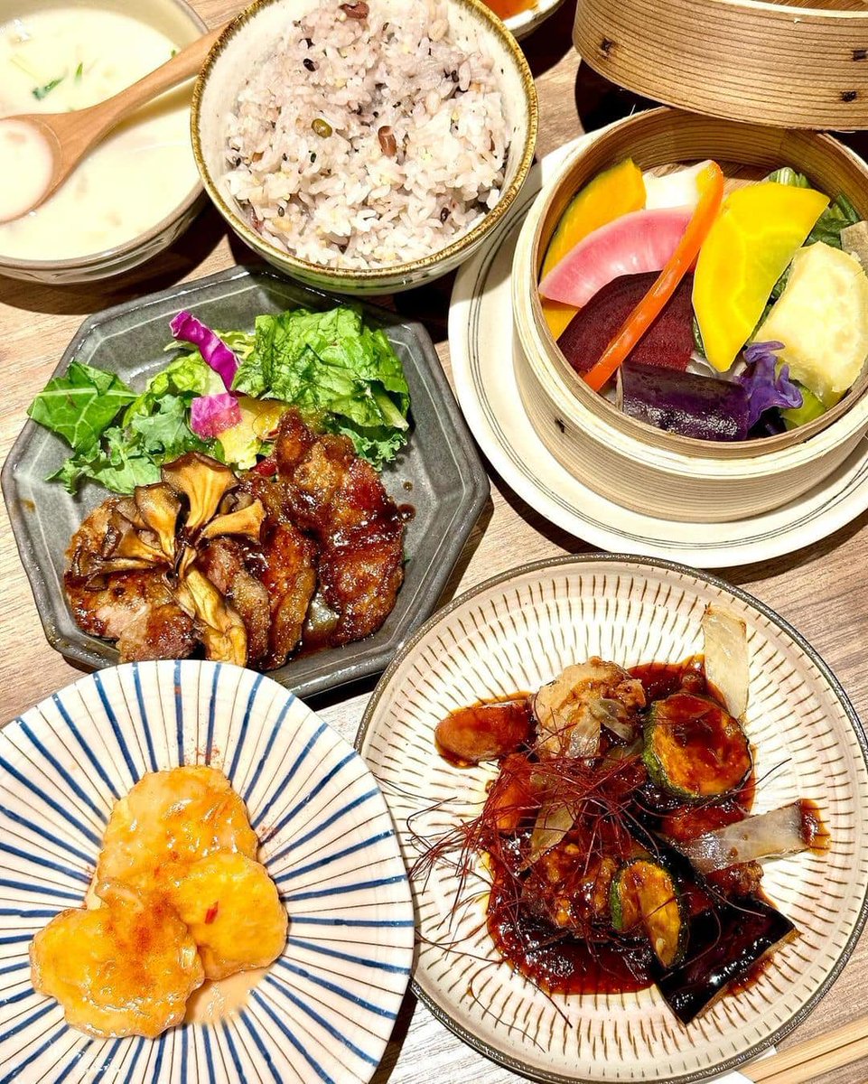 DavisBooke33055's tweet photo. しっかり野菜が摂れて身体が喜ぶご飯が食べれてるなぁって感じ📷📷📷 https://t.co/4gma64iwW6