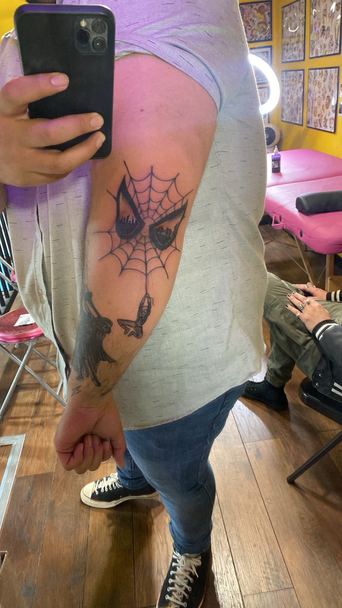 FernieButJust's tweet photo. New tattoo just dropped https://t.co/rNY1qQCKvf