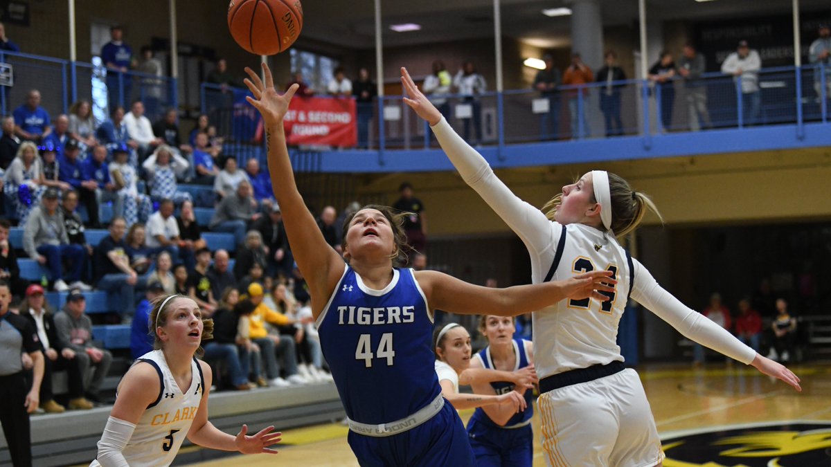 W🏀
6 more upsets in the 2nd round of #NAIAWBB. All 1 seeds advanced &amp; the lowest seed remaining is No. 12 in the Naismith Quadrant

2nd round results-->bit.ly/3Pr99kF
Final site schedule-->bit.ly/49V7VXg
Bracket-->bit.ly/3PqzCie
 #BattleForTheRedBanner