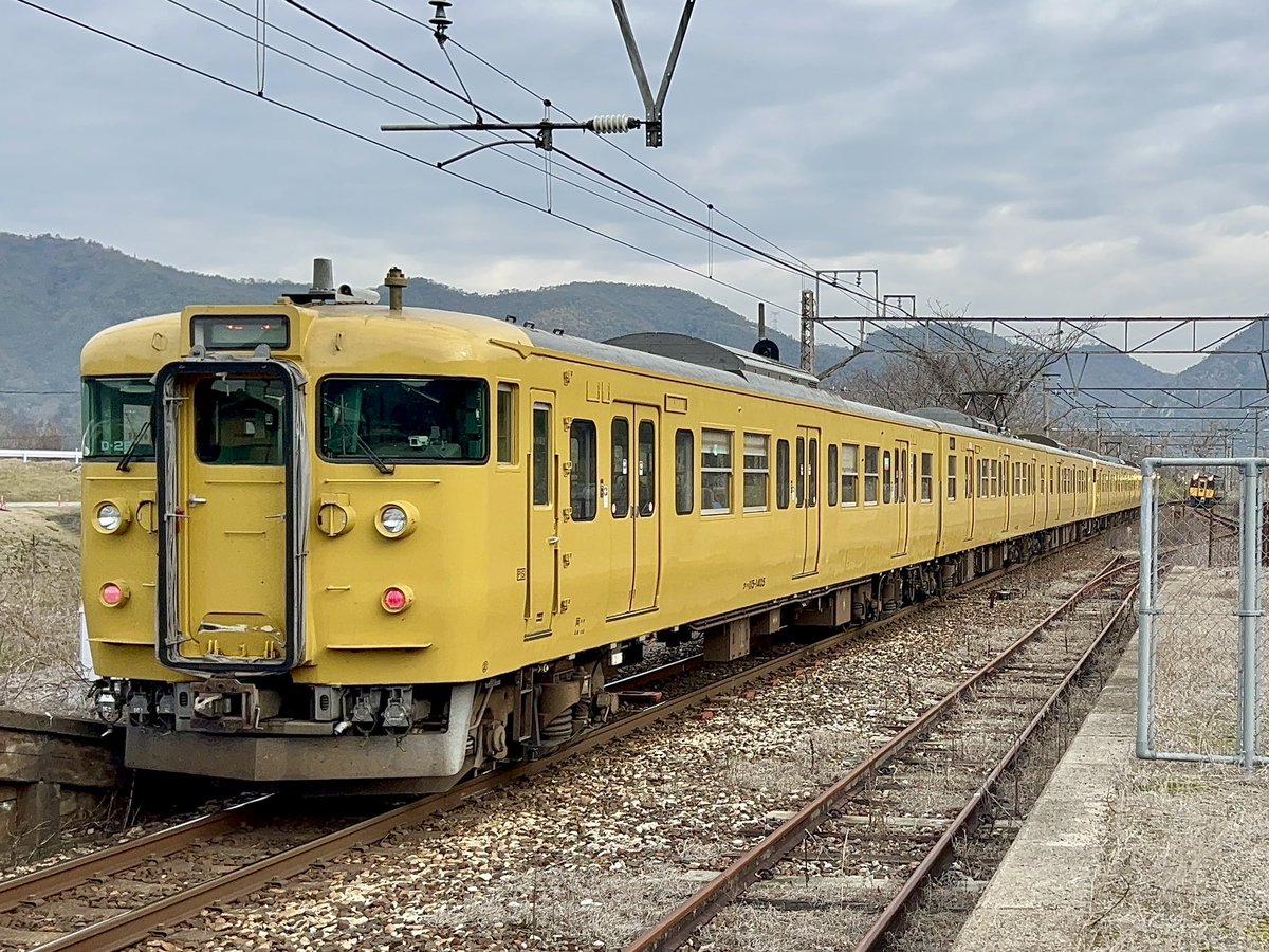 山陽本線　熊山駅（8:39発）
1306M 備中高梁発相生行き

2024.03.17

前A-06、後D-28

#山陽本線　#運用　#115系　#227系