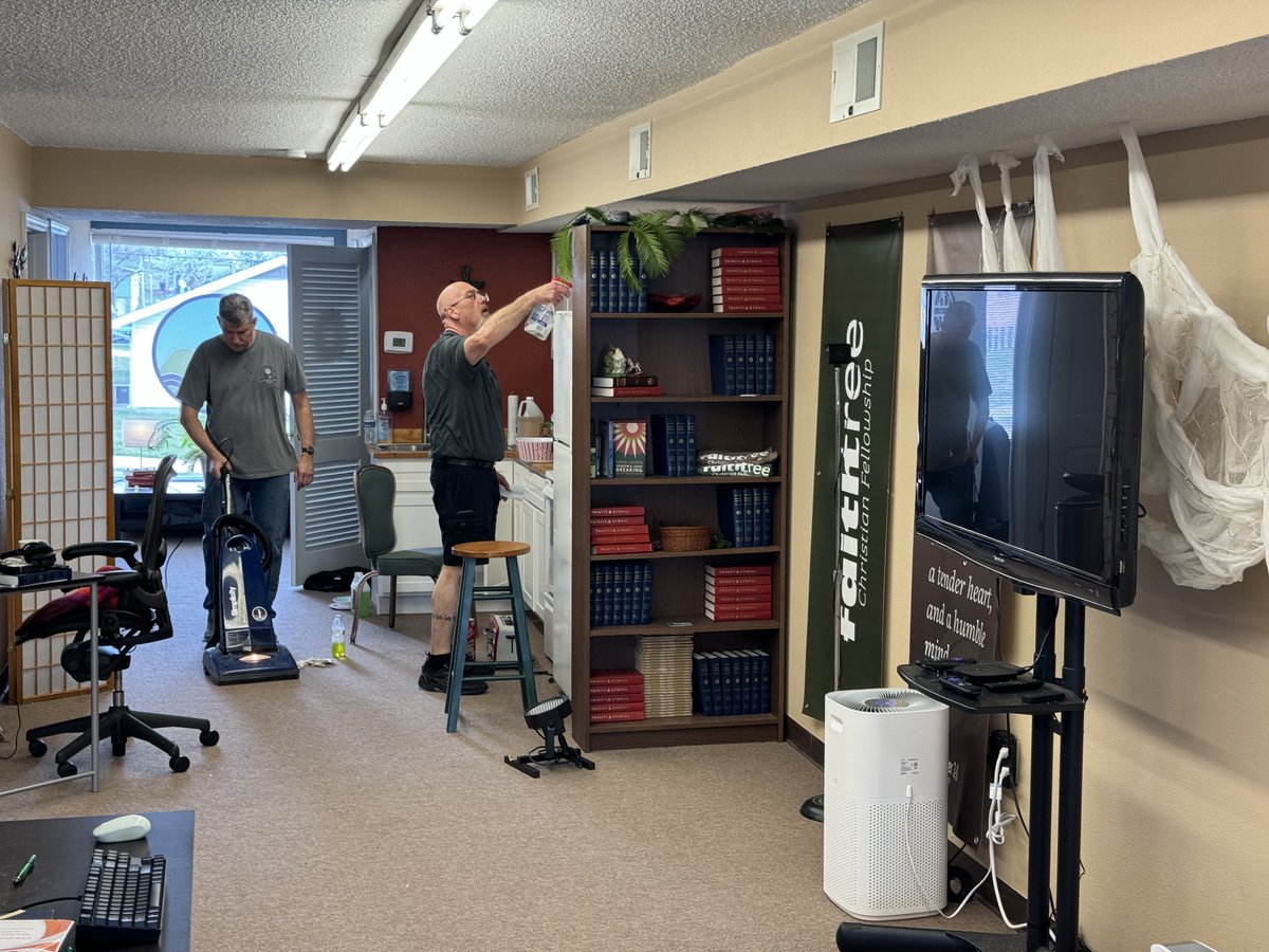 LittleHillsC's tweet photo. Getting the church cleaned up inside and out -- and online -- during today's #ChurchWorkDay https://t.co/Xkve2Ho67h