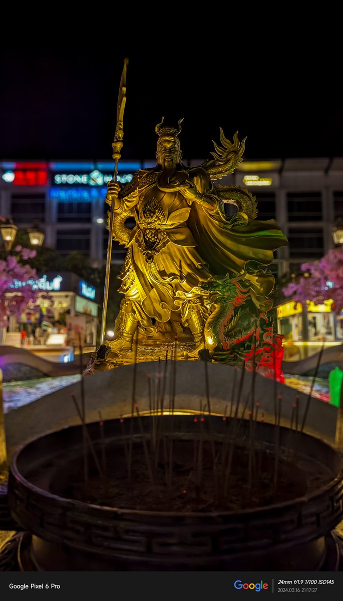 madedev's tweet photo. Enough with the Indo political circus, I'm diving into Pixel buzzer fr. Night sight's looks more powerful than my old pixel. Seriously considering left my Mirrorless at the box 🤣 #TeamPixel https://t.co/Bk6mbgj9JT