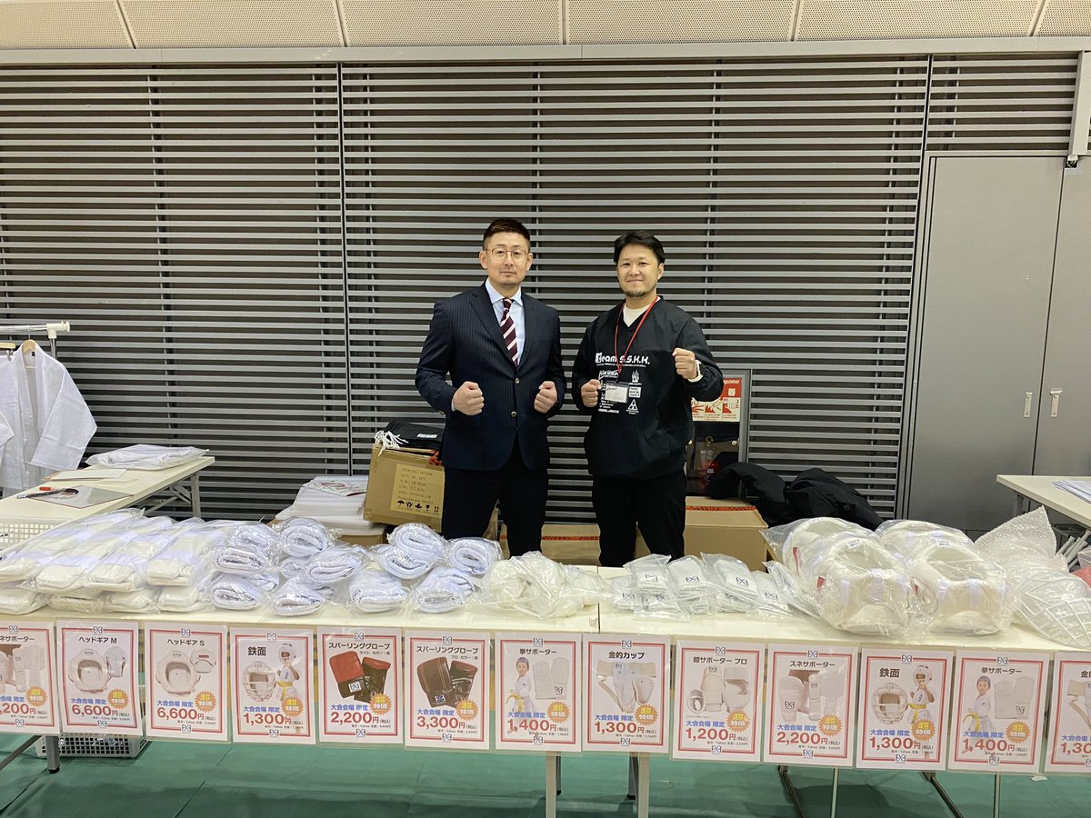 MUGEN03watanabe's tweet photo. 日本武道振興会の葉山会長代理にチャンピオンカップ呼んでいただきました！

佐々木先生のお心遣いにも感謝致します！

物販ブース初出店です！ https://t.co/KYxfqcEg2g