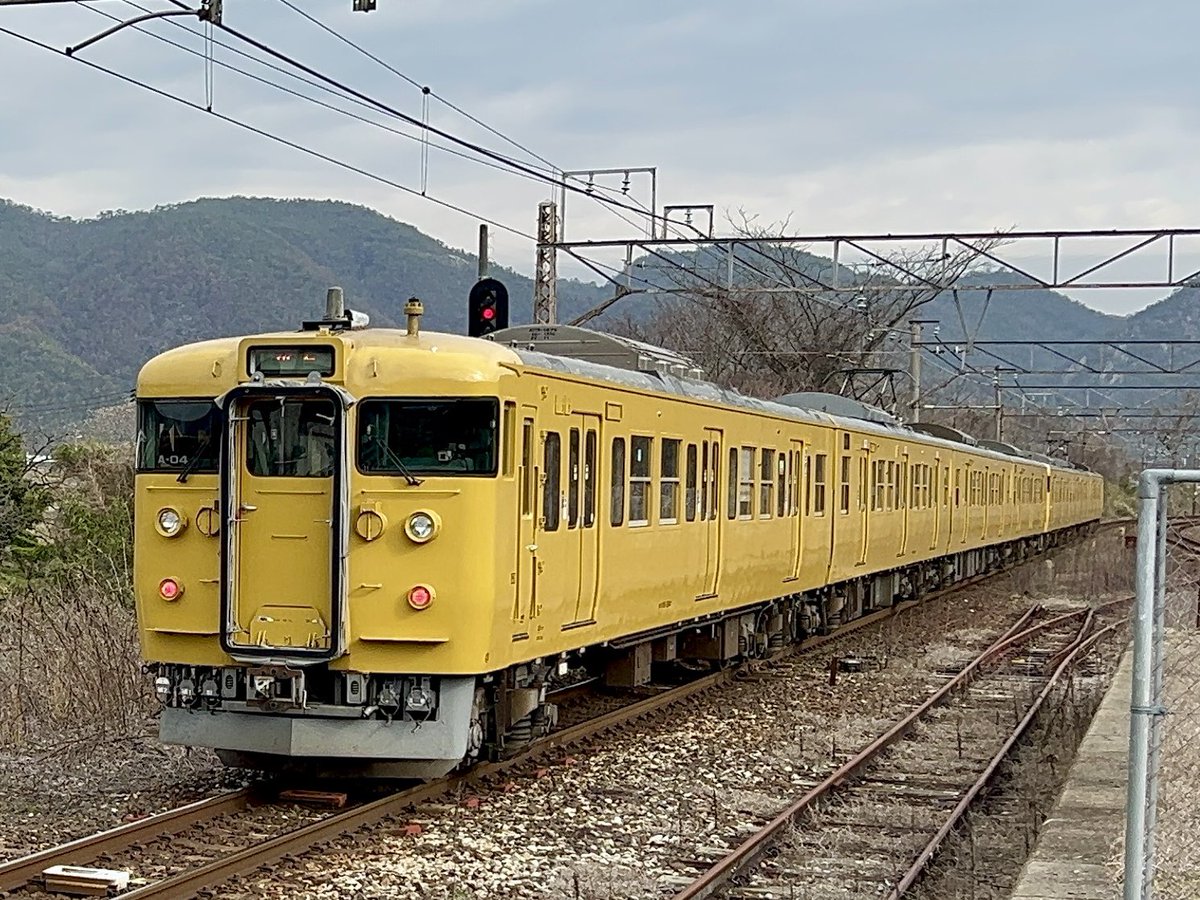 山陽本線　熊山駅（8:47発）
706M 糸崎発和気行き

2024.03.17

前D-03、後A-04

#山陽本線　#運用　#115系　#227系