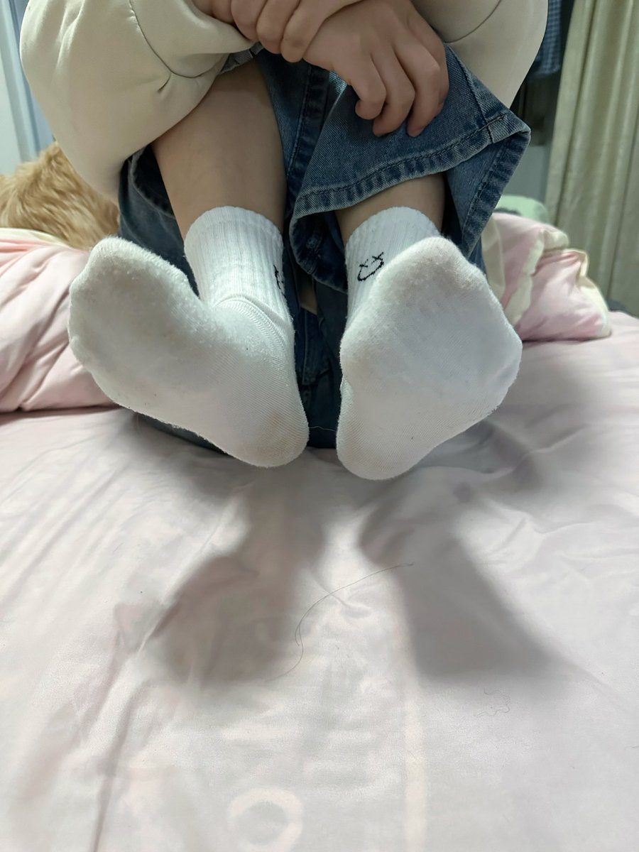 今天带这妹子在外面晃悠了一整天，上午摘草莓下午逛超市，为的就是这一口，应该能看得出这小白袜很臭吧，深吸一口爽死了有多少兄弟可以懂##骚脚 #牛仔裤 #棉袜 #足底 #臭脚