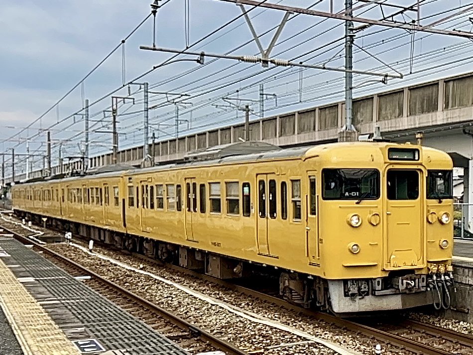 山陽本線　東岡山駅（9:29発）
1308M 三原発相生行き

2024.03.17

A-01編成

#山陽本線　#運用　#115系　#227系