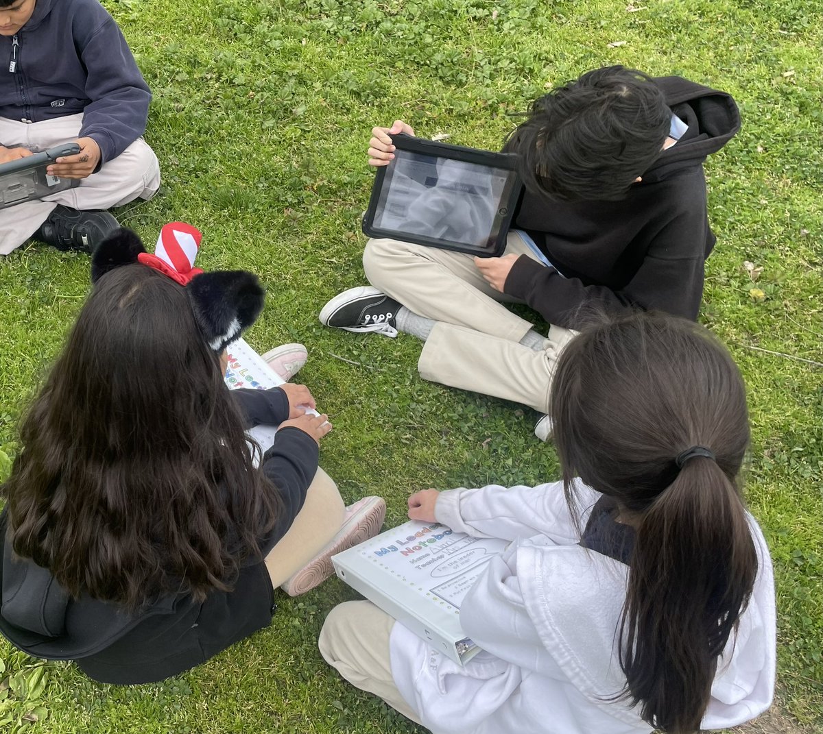 mrsdelgado14's tweet photo. On Friday our students shared their leadership notebooks with students from a different grade. This type of activity brings together our elementary and middle school sides. Notebooks were shared on paper, Chromebooks and iPads. @dpvils @ITI_LAUSD @SLAStallions @TheLeaderinMe https://t.co/8wzKenpDmt