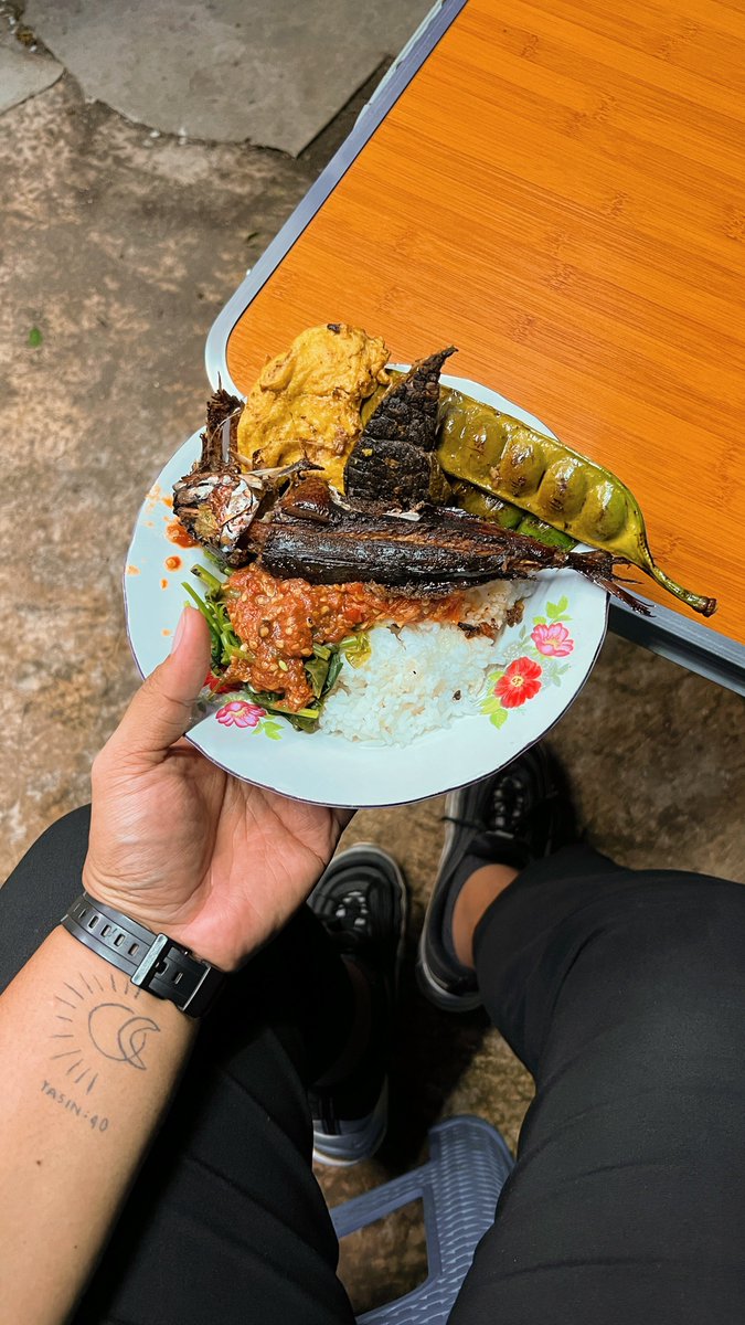 Timbang resiko, saranku akuarium ndek Jl. Semeru diiseni iwak asap ae maren.
⠀
Komplit karo kulupan, sambel, pete, ambek nasputngat.
Beuh mantap!
#kulinermalang