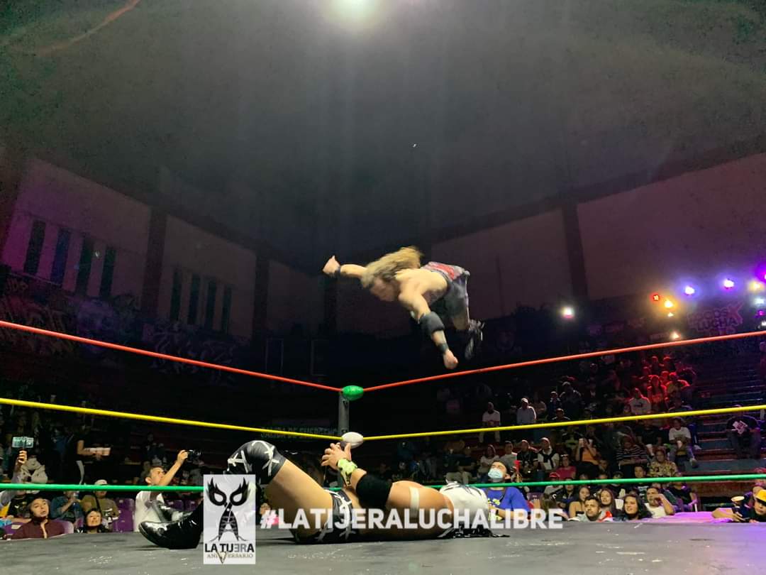 LaTijeraLucha's tweet photo. En una batalla de ida y vuelta #Estrellita, #Zira y #TanzanianDevil se llevan la victoria ante #AyakoHamada, #Machero y #DiosaQuetzal en la segunda batalla de la #InvasionIndy en la función #Tod@sconlaDiva en la majestuosa #ArenaNeza...
#latijeraluchalibre https://t.co/CMQ1N6AXT2