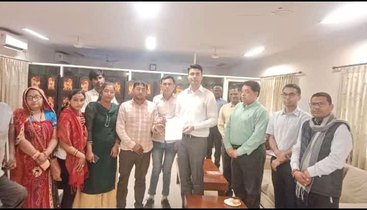 DYFIChuru's tweet photo. माननीय मुख्यमंत्री महोदय के मुख्य सचिव सिद्धार्थ सियाग एवं आयोजन विभाग के प्रमुख शासन सचिव नवीन जैन, जिला कलेक्टर प्रकाश राजपुरोहित, पुलिस आयुक्त बी जॉस साहब ने शासन एवं प्रशासन ने लोकसभा चुनाव की आचार संहिता के तुरंत बाद नियुक्ति देने का मांग पत्र दिया।
#Rajasthan #Youth https://t.co/sUNPY9GCkO