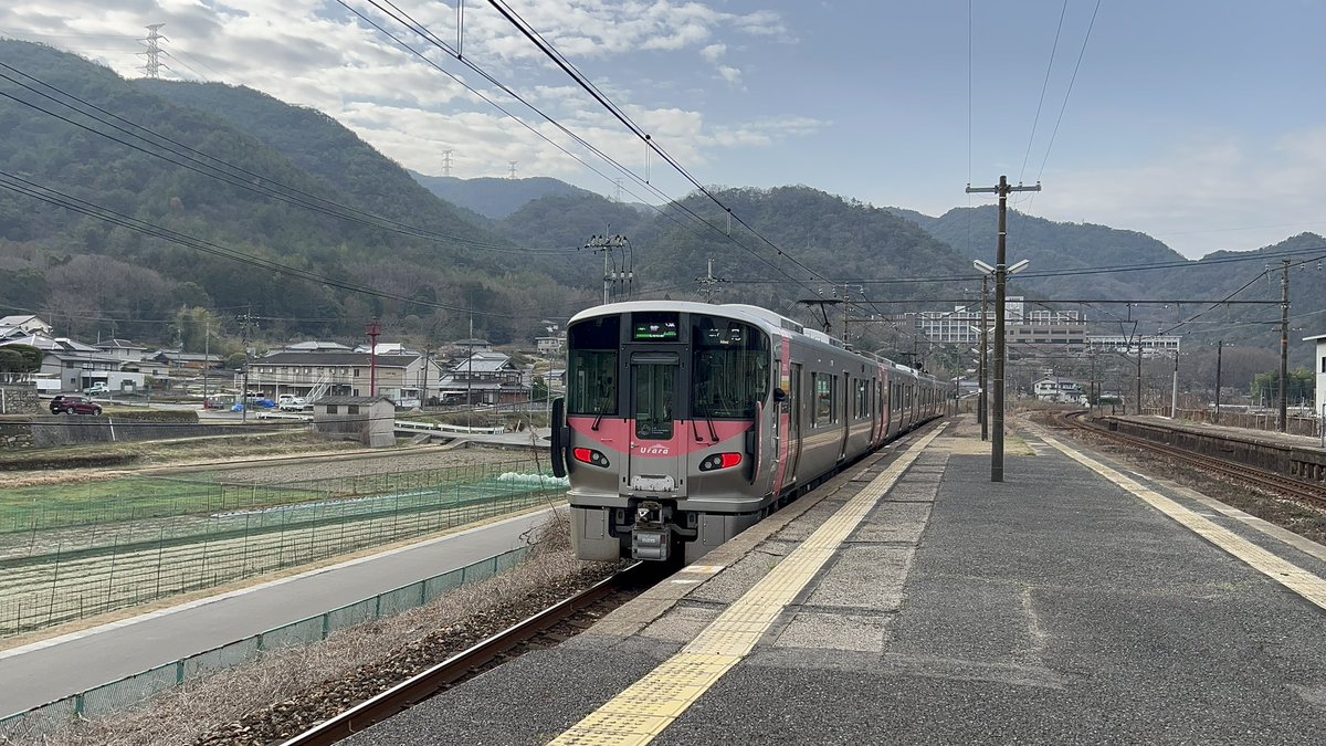 山陽本線　熊山駅（8:32発）
1307M 姫路発新見行き

2024.03.17

前R-07、後R-01

#山陽本線　#運用　#115系　#227系
