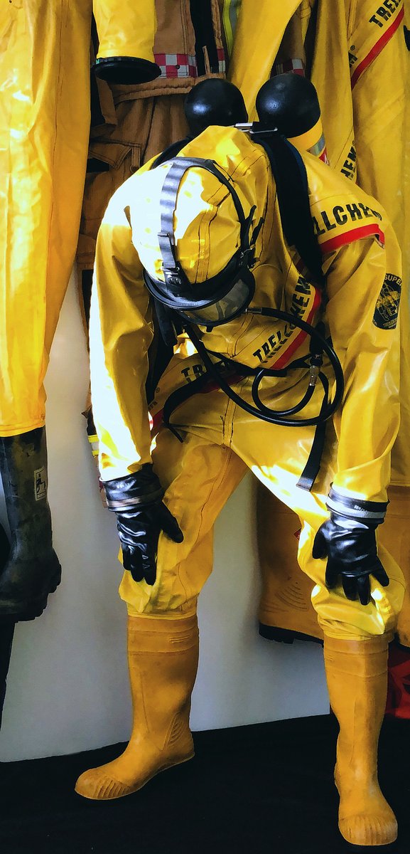 diverpup's tweet photo. This gear is good for a heavy sweating session. He must smell intoxicating when he gets out of that suit https://t.co/MtE5v8feHE