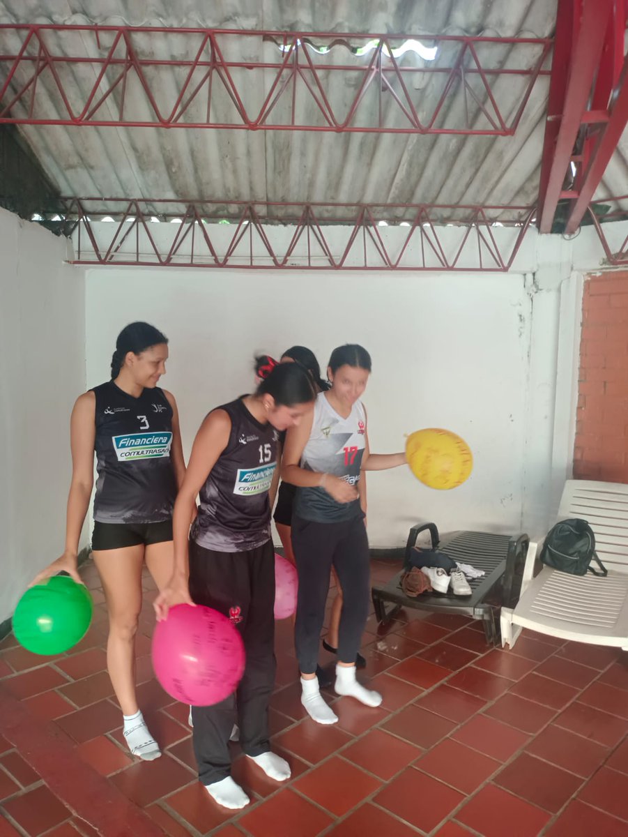 cpts1109's tweet photo. #PracticasPsicologiaSISSU en la Comunidad deportiva Legions Voley Club. 
Sesión en la que se trabajó la presión deportiva y el pánico escénico: ''Carrera de globos relajantes, adivinar la emoción''.
@BlancoNatalia10
@ElOIRdelaRegion 
#DeporteybienestarMental
#GirónMasunadMasEquid https://t.co/DrCXV6ez7C