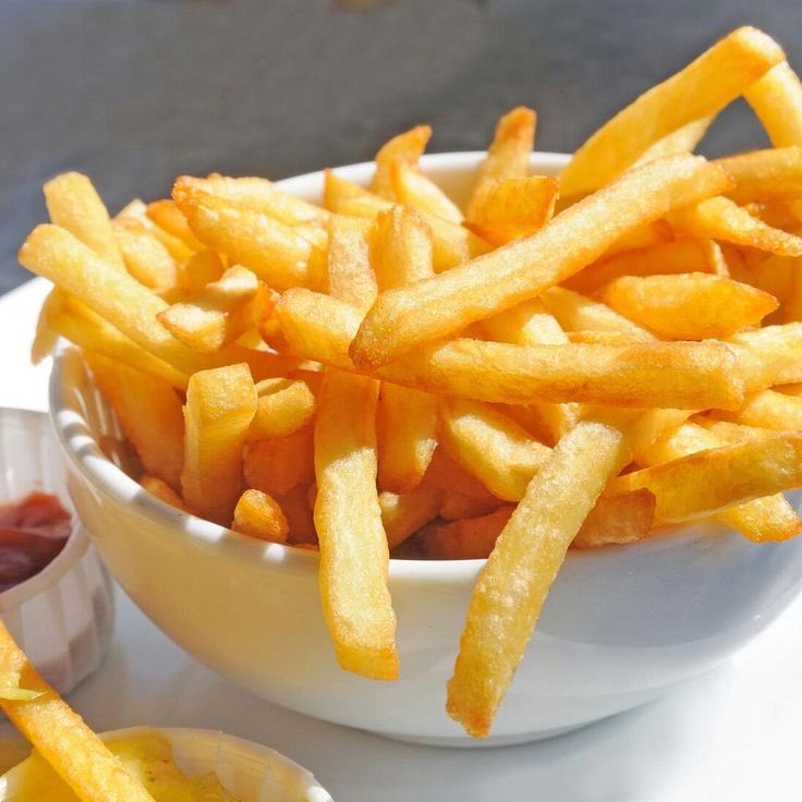 everytimedeclan's tweet photo. wait if people in europe call fries chips then what do they call chips… https://t.co/YtizF7mr2p