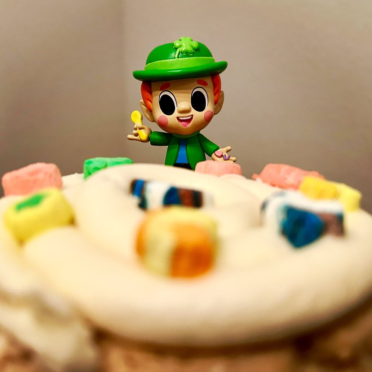 CCAFCATT06's tweet photo. Lucky loves his #LuckyCharms, but combined with #crumblcookies? He might have found the treasure at the end of the rainbow! #FunkoPhotoADay #FunkoPhotoADayChallenge #FunkoPhotos #Funko #FunkoMysteryMini #FunkoFunatic #FunkoVinyl #MysteryMini #SpringIntoFunko @funko https://t.co/NjEVIP2y8j