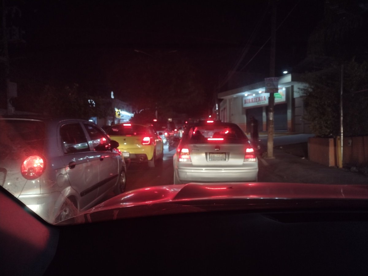 betanflush's tweet photo. Av Guadalajara lleva más de 1 semana estrangulada a su cruce con Juan Gil Preciado por cambio de duración de semáforos, dura menos de 10 segundos!! Todo por "agilizar" Juan Gil sin contemplar impactos. Son de 10 a 20 min para cruzar 150 mts! @AgenciaAMIM @JaliscoVial @Trafico_ZMG https://t.co/2Pl9WMpFwX