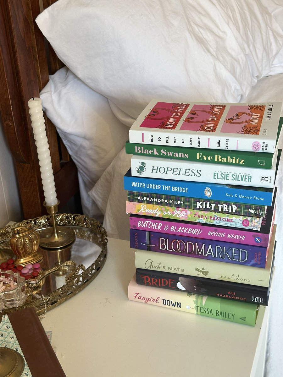 daisymmeadows's tweet image. GIVEAWAY 🎀📖

I will choose 1 person to receive a book of their choice. Just like, retweet &amp;amp; follow me to be entered 🤍

I’ll choose the winner on April 5th…I’ll be doing giveaways like this one throughout this year!