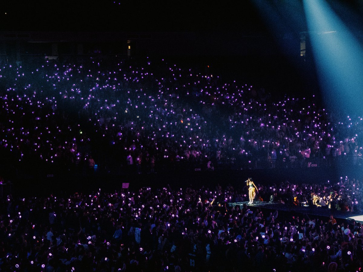 booshikpop's tweet photo. Momo singing for a sea of Once #momo #모모 #TWICE #트와이스 #READYTOBE #TWICE_5TH_WORLD_TOUR
 #TWICEINLASVEGAS https://t.co/aCg7REu3r7
