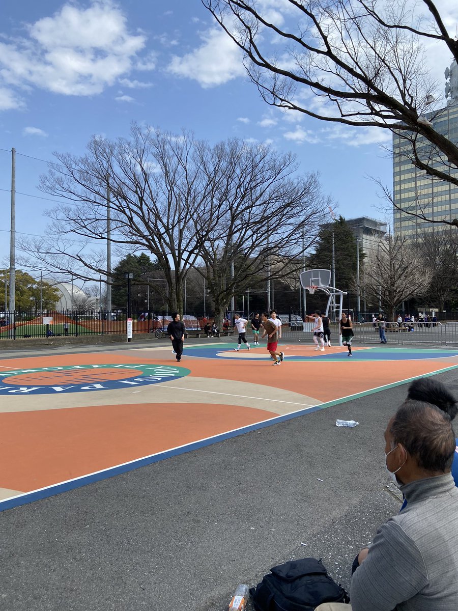 grimreapers21's tweet photo. 昼休憩中メシも喰わずに此方へ🏀  
代々木公園バスケットボールコート https://t.co/MQnaQKhh6X