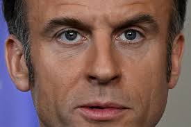 BrasilPost13's tweet photo. Sério que o frouxo Mácron, presidente da decadente França, acha que tira o sono de Putin com ameaça de colocar o exército de seu país para defender a Ucrânia? 

A mesma força armada que se ajoelhou aos nazistas em dez dias?

Que saiu corrida e humilhada do Vietnã e da Argélia?

Via @brealt ... 😂👇