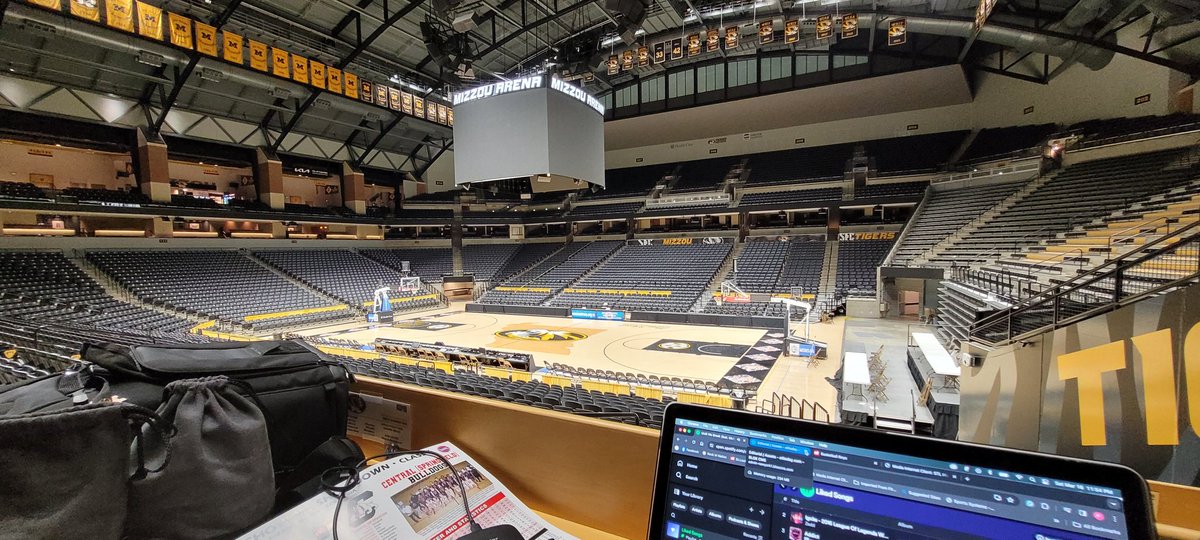 pHalfacre_STL's tweet photo. And that is a wrap on the 2023-24 basketball season
#EmptyGymPic https://t.co/8C9jrOzf7r