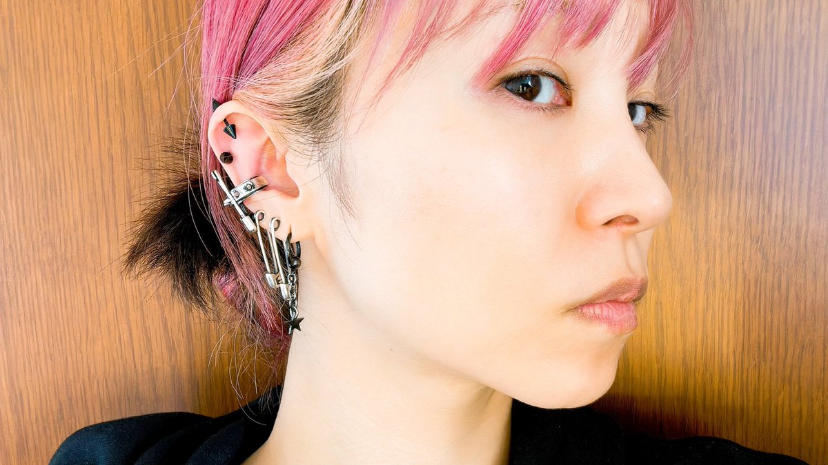 イヤカフかわい🙃🧷 ピアス空いてなくても使えるし、一個で可愛い