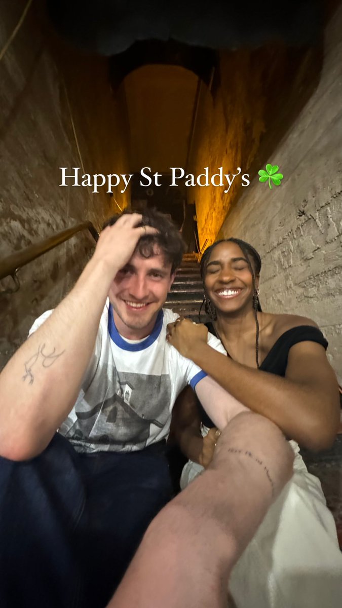 girlflopping's tweet photo. GIVE US THE THE ROM COM NOW 🇮🇪 https://t.co/j3A50p1REb