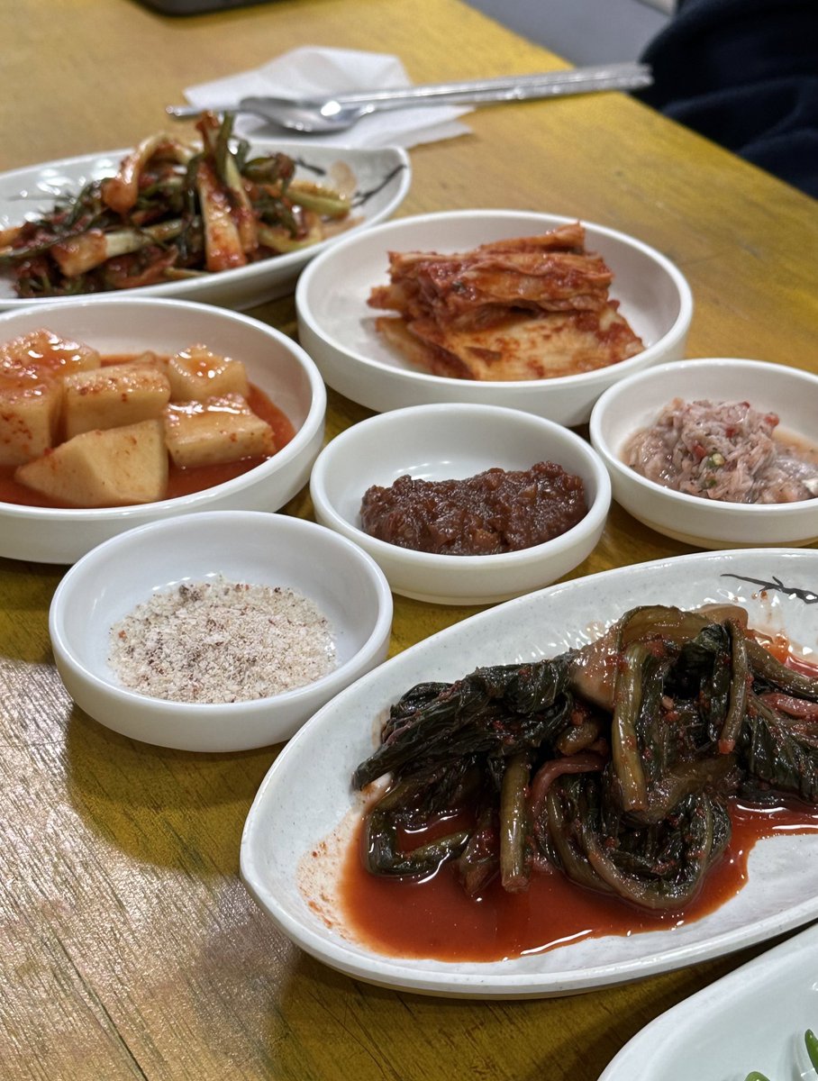_DAILY_KIM's tweet photo. 🍴한우식당
오직 금요일에만!! 먹을수있는곳🥺 금요일껴서가면 꼬옥가보시길,, 동네주민분들도 줄서서 기다리시던데 피순대랑 부속고기 모두 누린내 하나없이 부드럽고 쫄깃하니 맛있었다!!! 맑은국물이 일품인 순대국에도 부속고기가 가득들어있고, 무엇보다 김치가 찐.. 🤤 갓김치 파김치가미쳤어요 https://t.co/JafY8P435J