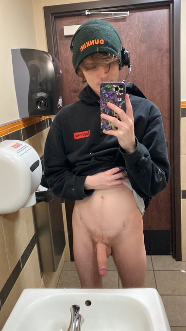 another night making donuts at work 👹 https://t.co/Gke7Tjo6Tm