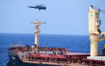 IndianTechGuide's tweet photo. 🚨 The Indian Navy is becoming a nightmare for pirates in international waters.

The Indian Navy rescues 17 crew members of the hijacked vessel MV Ruen, who belong to Bulgaria, Angola, and Myanmar, and captures 35 Somali pirates after a 40-hour siege. https://t.co/V3p8z4JkKk