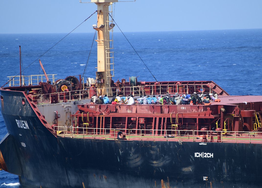 IndianTechGuide's tweet photo. 🚨 The Indian Navy is becoming a nightmare for pirates in international waters.

The Indian Navy rescues 17 crew members of the hijacked vessel MV Ruen, who belong to Bulgaria, Angola, and Myanmar, and captures 35 Somali pirates after a 40-hour siege. https://t.co/V3p8z4JkKk