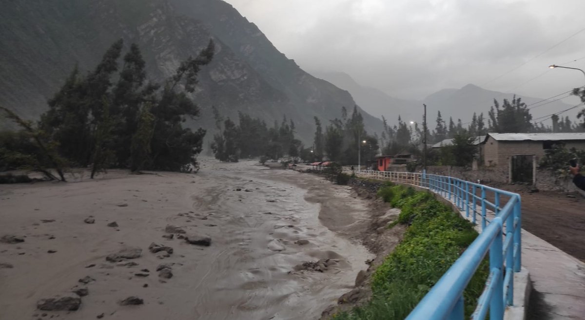 COENPeru's tweet photo. 🚨Arequipa: el 16/3 se produjo un #Huaico debido a la activación de quebrada Ranrata que causó daños a viviendas, vías, puentes, servicio de agua, cultivos y ganadería en distrito #Tomepampa, provincia La Unión. Autoridad local evacuó a personas hacia un albergue (iglesia). (1/2) https://t.co/dIbmxNUMrG