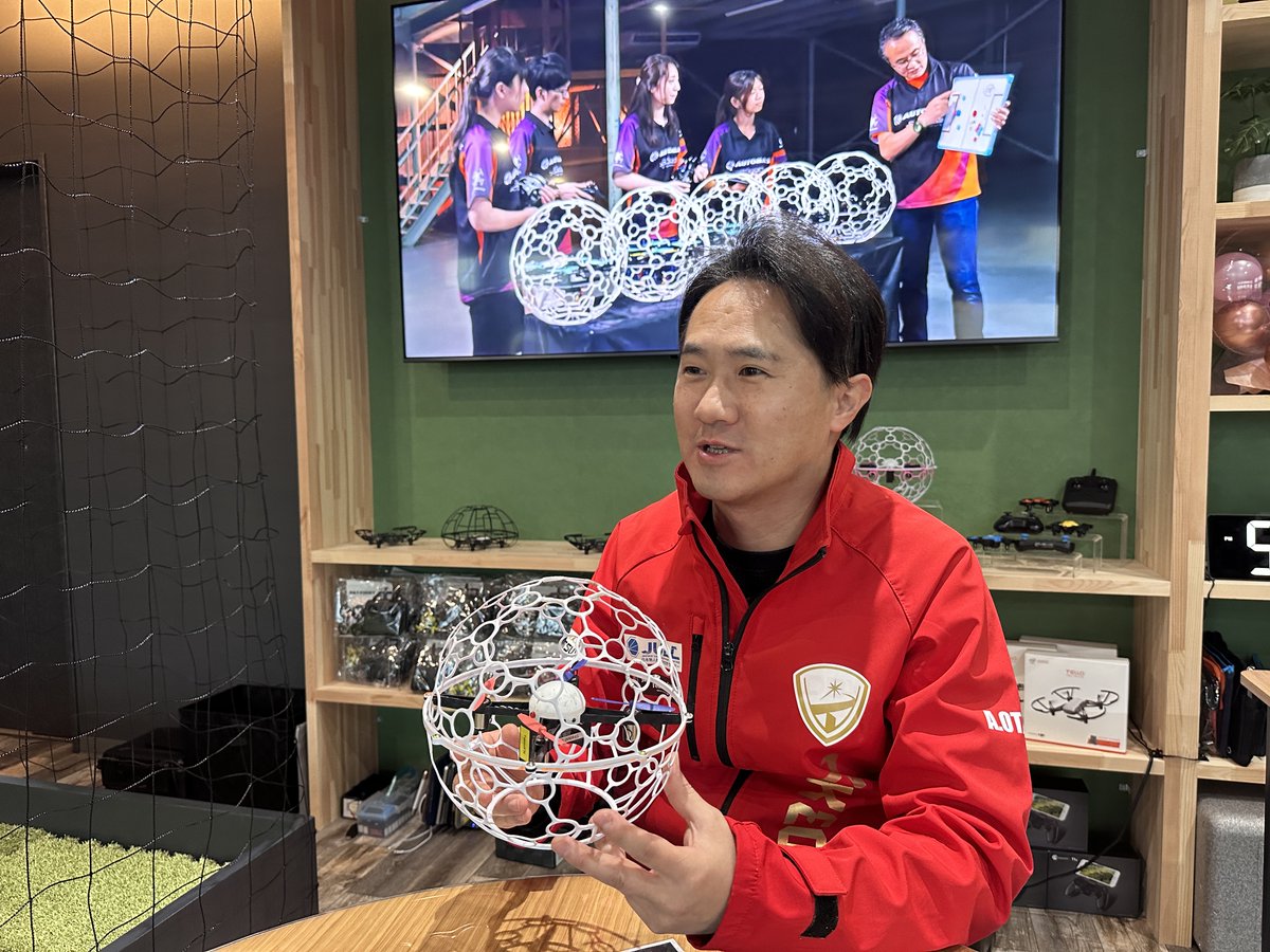 ab_drone's tweet photo. 【支部紹介〜滋賀支部（株式会社テイクオフン）】
滋賀県守山市に新しいドローン施設をグランドオープンさせた滋賀支部。代表の太田さんにお話しを伺いました。熱い想いがひしひしと伝わってきます。
https://t.co/fWfYAoWdxv
#ドローンサッカー #日本ドローンサッカー連盟滋賀支部 #dronesoccer https://t.co/Yb1zECCbax