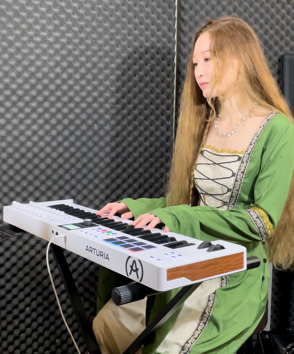 FujiokaKurumi's tweet image. たまには機材のお話も。

鍵盤で弾いてるのはアコーディオンのパート

#アートリア　MIDIコントローラー
#KeyLab Essential 49 mk3

音源は同じく
#AnalogLab のAccordion という音色にしてみました！

今回は華やか系の音色に。
🪗が入ると雰囲気も出て楽しい！
いつか本物弾いてみたいなぁ

#ARTURIA