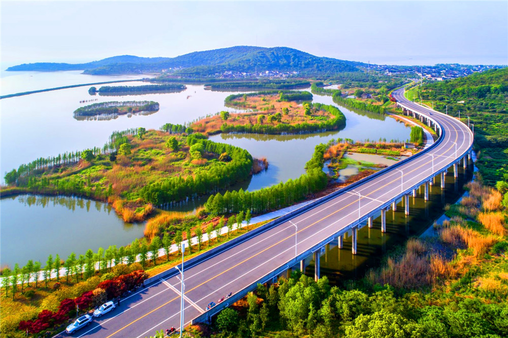 PDChinese's tweet photo. 【中國農村公路建設取得顯著成效 總里程達460萬公里】據交通運輸部，近年來，通過持續推動“四好農村路”高質量發展，中國農村公路建設取得顯著成效。目前，中國全國具備條件的鄉鎮和建制村都通了硬化路。10年來，新建、改建農村公路約250萬公里，截至2023年底，農村公路總里程達460萬公里。 https://t.co/RDt7Lo2apU