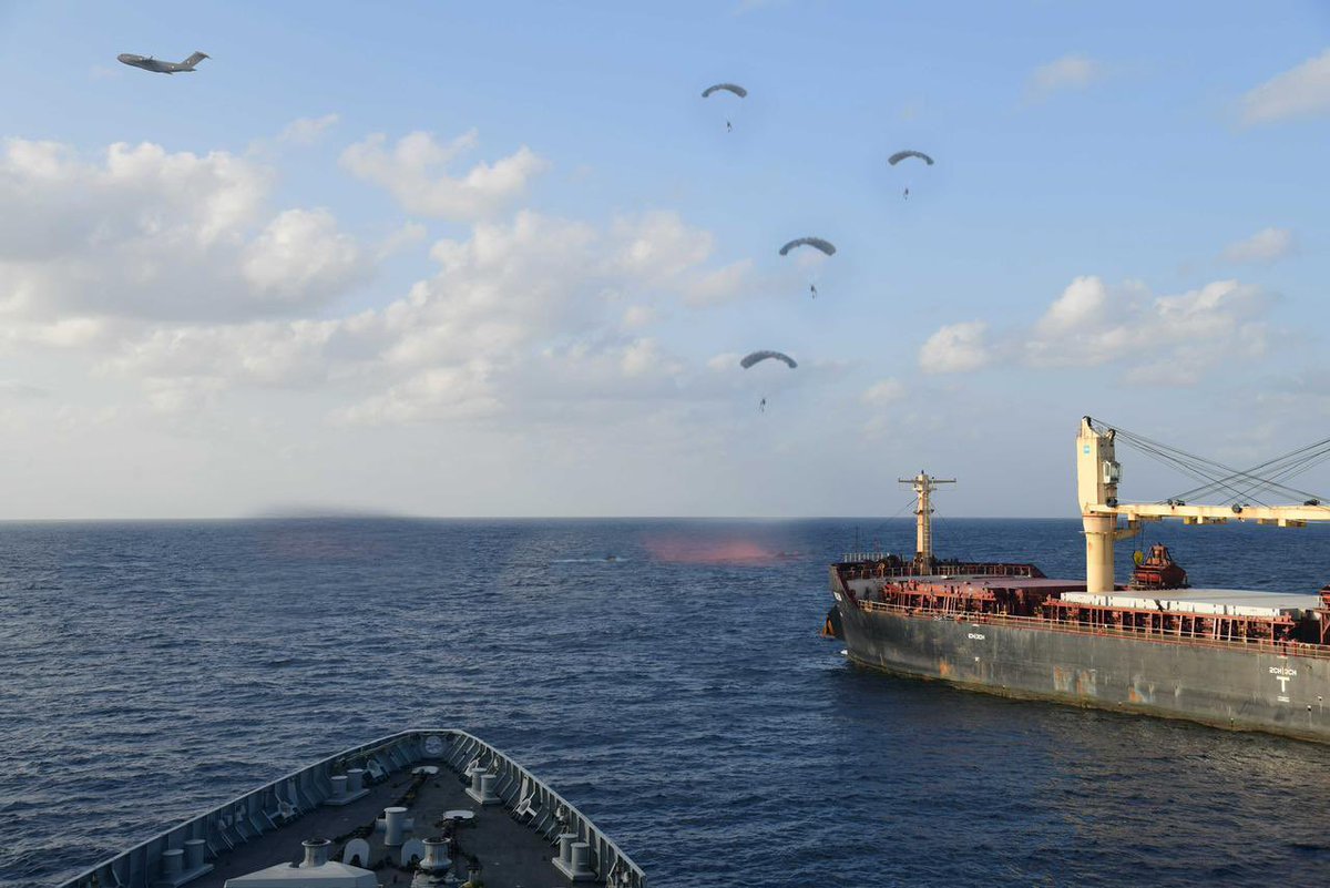 anishsingh21's tweet photo. Photos of #MarineCommandos being air-dropped from C-17 aircraft in the major anti-piracy operation off Somalia coast. https://t.co/FaoPpy8DMB