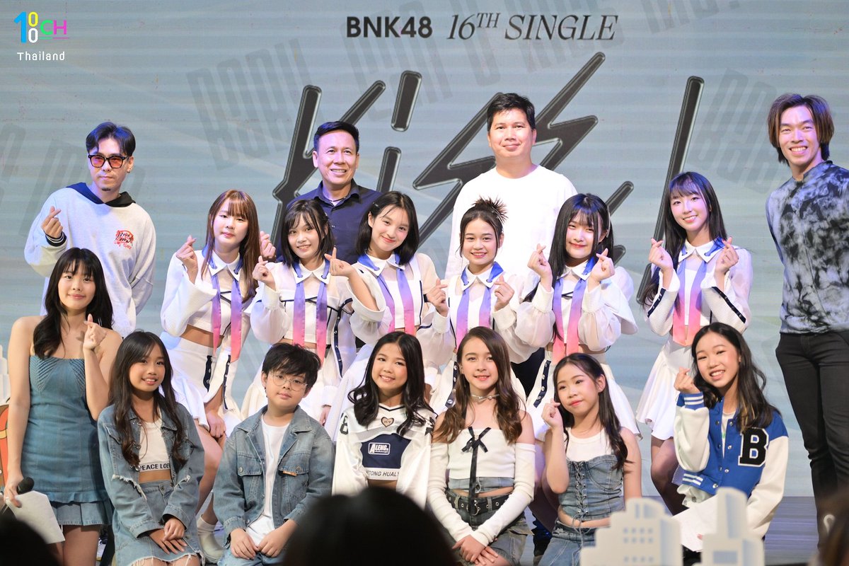 The100ChannelT1's tweet photo. บรรยากาศจาก The Concert Present "FUN FRIENDS FREE STYLE"
โดยในงานผู้บริหาร SCA Superstar Academy ได้ร่วมเปิดตัวสมาชิกวง #RiseSquad และมีโชว์พิเศษจาก Special Guest อย่าง #BNK48 ด้วย
#SCA #Superstaracademy #BNK48
#JanryBNK48 #LBNK48 #MichaBNK48 #EmmyBNK48 #WawaBNK48 #SindyBNK48 https://t.co/QEJeZ6sJGa